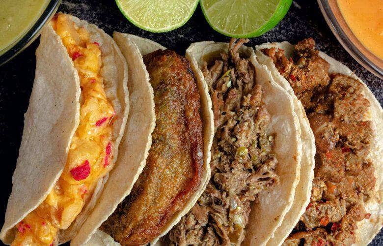 découvrez nos savoureux tacos au pulled pork, une combinaison irrésistible de viande tendre et d'épices, agrémentée de garnitures fraîches pour un voyage culinaire au cœur du mexique.