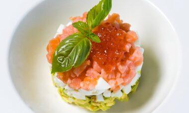 découvrez notre savoureux tartare de saumon, un plat frais et raffiné, parfait pour les amateurs de fruits de mer. préparé avec des ingrédients de qualité, il saura éveiller vos papilles avec ses saveurs délicates et sa présentation élégante.