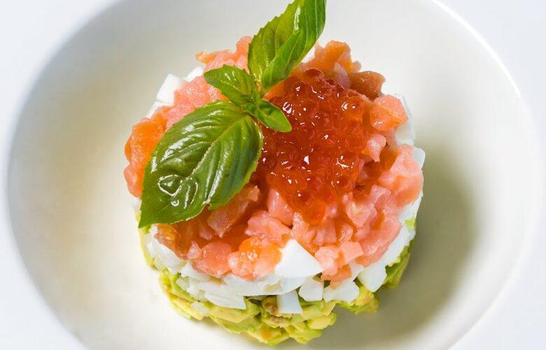 découvrez notre savoureux tartare de saumon, un plat frais et raffiné, parfait pour les amateurs de fruits de mer. préparé avec des ingrédients de qualité, il saura éveiller vos papilles avec ses saveurs délicates et sa présentation élégante.