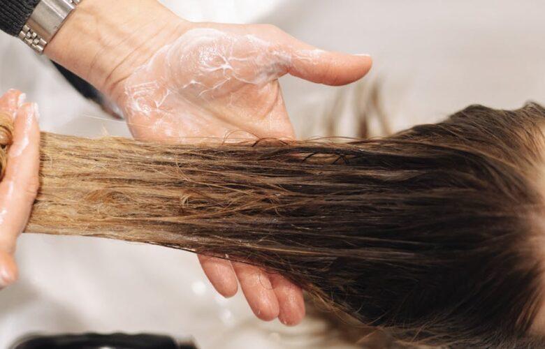 découvrez des conseils et des produits efficaces pour le soin du cuir chevelu. apprenez à nourrir, apaiser et revitaliser votre scalp pour des cheveux en pleine santé. transformez votre routine capillaire avec nos astuces et solutions adaptées.