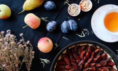 découvrez la délicieuse tarte tatin, une spécialité française renversante composée de pommes caramélisées et d'une pâte croustillante, à savourer chaude ou froide pour un dessert irrésistible.