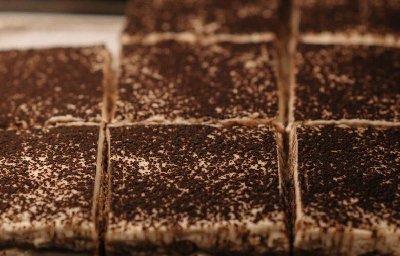 découvrez le tiramisu, un dessert italien emblématique, alliant délicatesse et saveurs envoûtantes. savourez la légèreté du mascarpone, le parfum du café et la douceur du cacao dans une recette authentique qui ravira vos papilles.