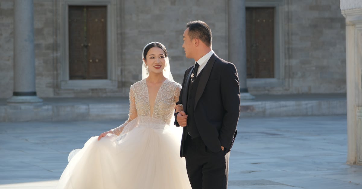 découvrez notre sélection raffinée de tenues de mariage, allant des robes de mariée élégantes aux costumes sur mesure pour les hommes. trouvez l'inspiration pour un look parfait le jour j, avec des styles variés qui sauront sublimer chaque moment de votre célébration.