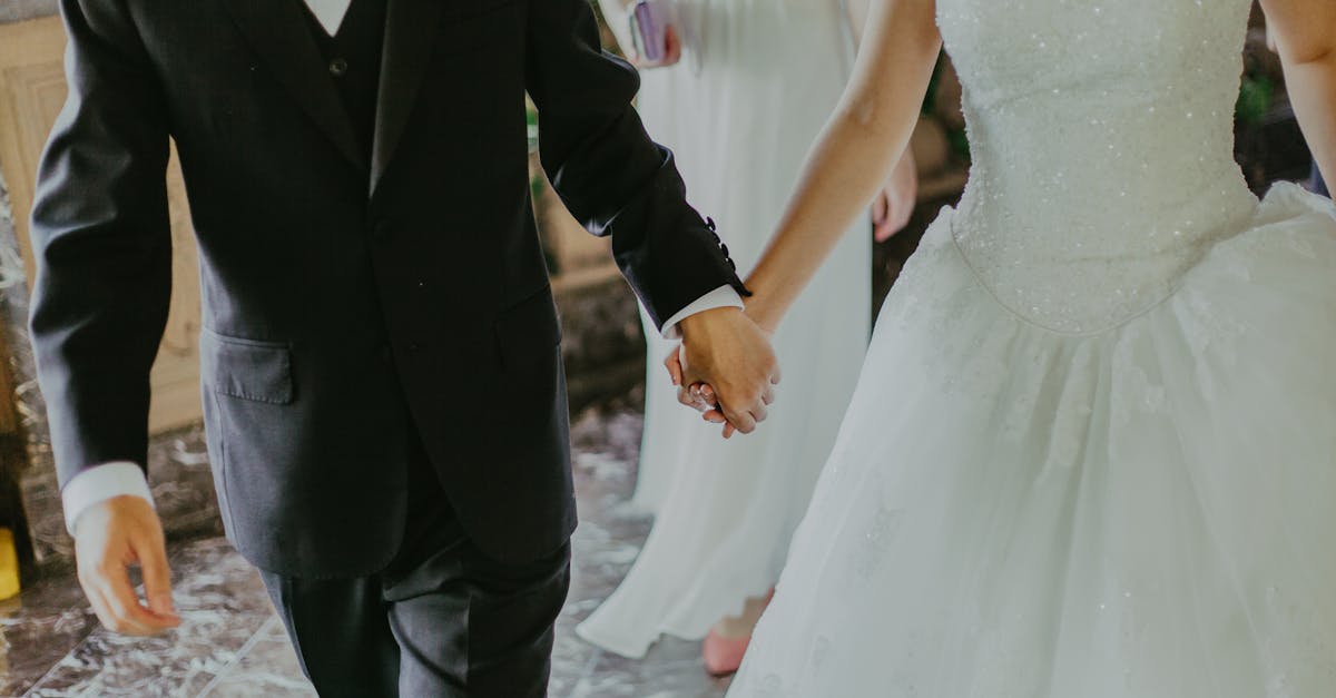 découvrez notre sélection de tenues de mariage élégantes et modernes, parfaites pour chaque membre de la fête nuptiale. que vous soyez la mariée, le marié, ou invité, trouvez l'inspiration et le style idéal pour rendre ce jour inoubliable.