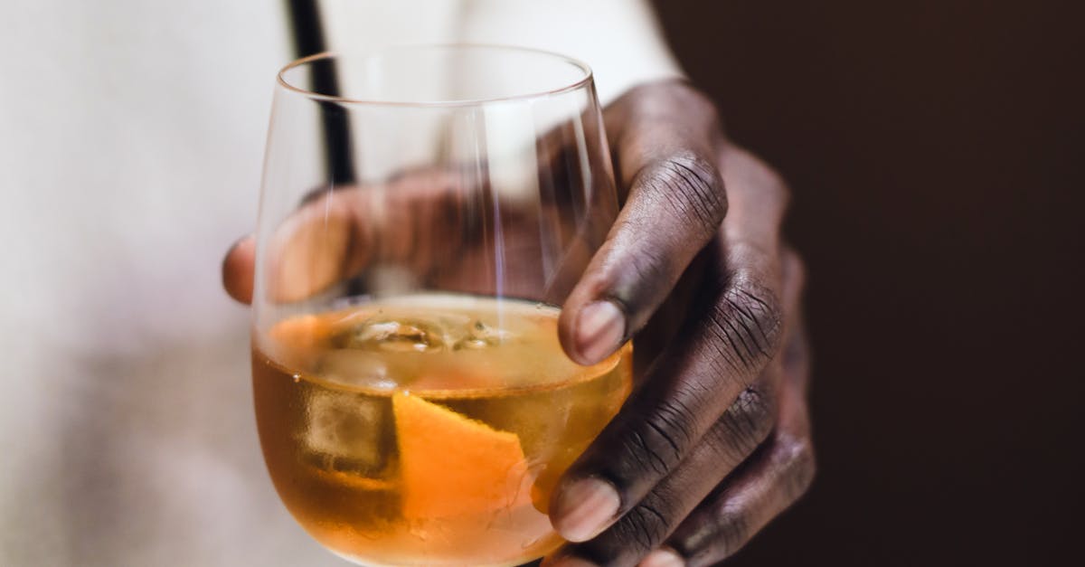 découvrez le rafraîchissant aperol spritz, un cocktail emblématique italien alliant aperol, prosecco et eau gazeuse. parfait pour vos apéritifs d'été, il ravira vos invités par sa couleur vibrante et son goût légèrement amer. apprenez à le préparer facilement et savourez un moment de convivialité!