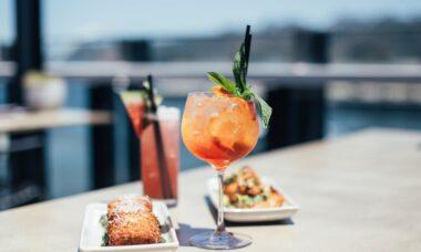 découvrez le plaisir rafraîchissant de l'aperol spritz, un cocktail iconique à base d'aperol, de prosecco et d'eau gazeuse. parfait pour les apéritifs d'été, savourez cette boisson pétillante et colorée qui allie amertume et douceur, tout en apportant une touche d'élégance à vos soirées.