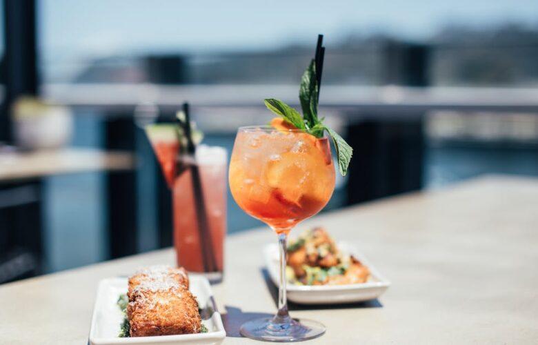 découvrez le plaisir rafraîchissant de l'aperol spritz, un cocktail iconique à base d'aperol, de prosecco et d'eau gazeuse. parfait pour les apéritifs d'été, savourez cette boisson pétillante et colorée qui allie amertume et douceur, tout en apportant une touche d'élégance à vos soirées.