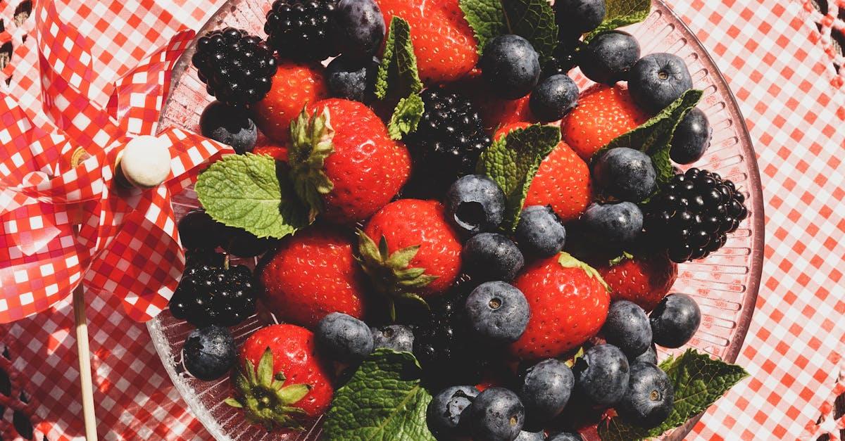 découvrez l'univers des blackberries : ces fruits juteux et délicieux, riches en vitamines et antioxydants, parfaits pour vos recettes saines et gourmandes. apprenez tout sur leurs bienfaits, leur culture et comment les déguster au quotidien.