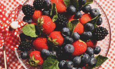 découvrez le monde fascinant des blackberries, ces délicieux fruits juteux riches en saveurs et en bienfaits pour la santé. explorez les variétés, les recettes et les astuces de culture pour profiter pleinement de cette baie nutritive.