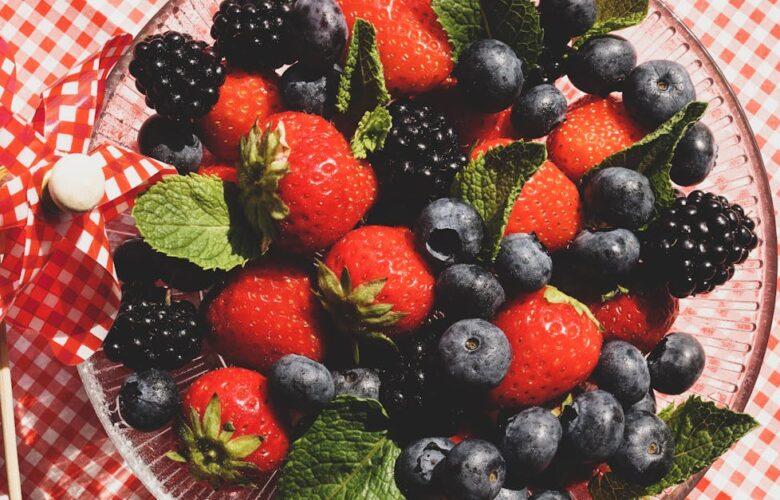 découvrez le monde fascinant des blackberries, ces délicieux fruits juteux riches en saveurs et en bienfaits pour la santé. explorez les variétés, les recettes et les astuces de culture pour profiter pleinement de cette baie nutritive.