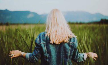 découvrez l'univers fascinant des cheveux blonds : des conseils d'entretien, des astuces de coloration et des inspirations de coiffure. que vous soyez blonde naturelle ou que vous souhaitiez adopter cette couleur, plongez dans nos précieux conseils et faites briller votre chevelure !