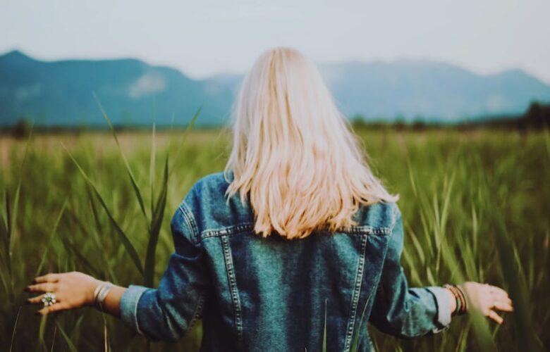 découvrez l'univers fascinant des cheveux blonds : des conseils d'entretien, des astuces de coloration et des inspirations de coiffure. que vous soyez blonde naturelle ou que vous souhaitiez adopter cette couleur, plongez dans nos précieux conseils et faites briller votre chevelure !