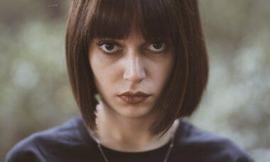 découvrez le bob cut, la coiffure tendance qui allie élégance et simplicité. apprenez tout sur ses variations, les meilleures façons de le porter et des conseils d'entretien pour sublimer votre look.