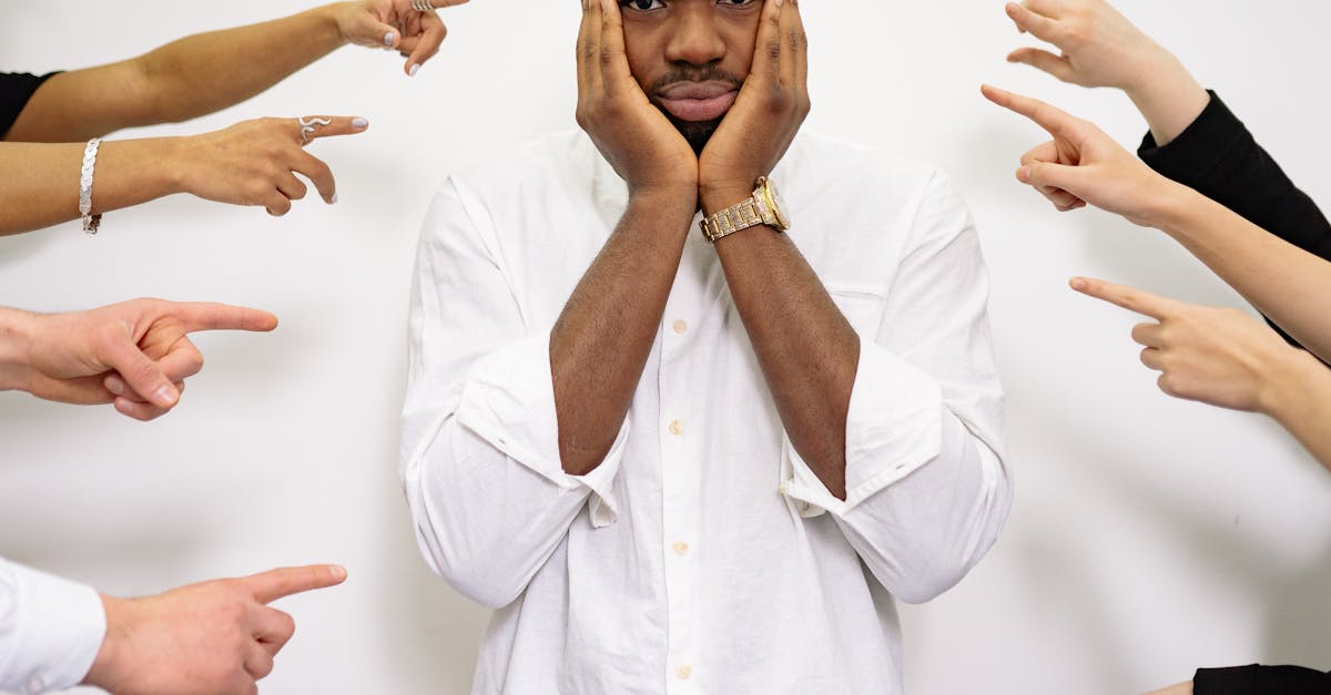 découvrez l'art du langage corporel : apprenez à interpréter les gestes, expressions et postures pour améliorer vos interactions sociales et professionnelles. explorez les subtilités de la communication non verbale et développez vos compétences relationnelles.