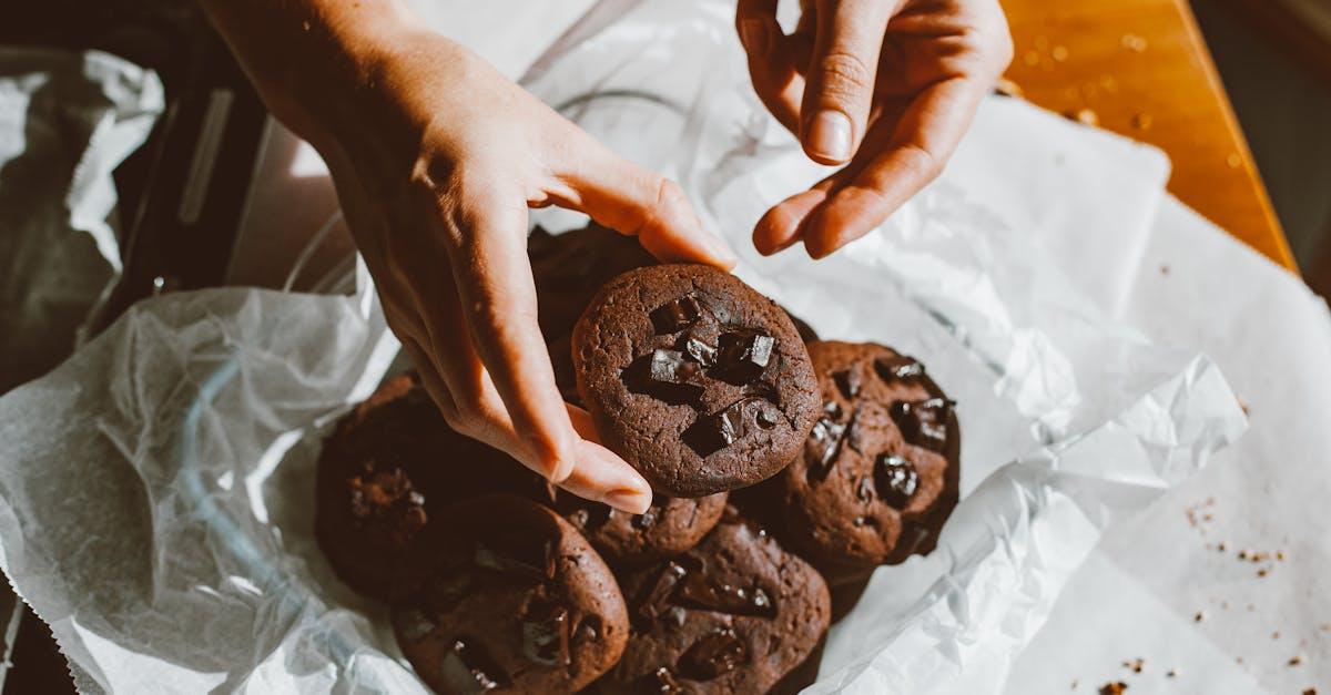 découvrez notre délicieuse recette de brownie, un fondant au chocolat irrésistible ! parfait pour satisfaire toutes vos envies de douceur, ce dessert moelleux et riche en saveurs saura ravir vos papilles. idéal pour les occasions spéciales ou simplement pour un moment de gourmandise.