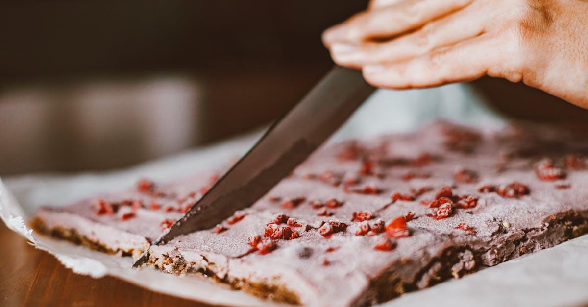 découvrez la recette parfaite du brownie, un délice chocolaté moelleux et fondant qui ravira vos papilles. facile à réaliser, ce gâteau séduira petits et grands à chaque bouchée. idéal pour un goûter ou un dessert gourmand !