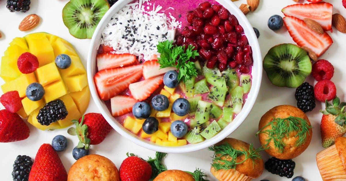 découvrez les fruits peu caloriques qui peuvent enrichir votre alimentation tout en vous aidant à maintenir votre poids. apprenez à savourer ces délices naturels, parfaits pour des collations saines et énergisantes.