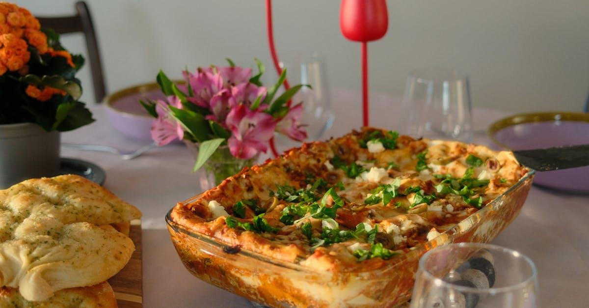 découvrez notre délicieuse recette de soufflé au fromage, une entrée légère et aérienne, parfaite pour impressionner vos invités. facile à réaliser, ce plat savoureux allie le fondant du fromage à une texture légère qui ravira les papilles de tous. réalisez ce classique de la gastronomie française pour un moment de pure gourmandise.