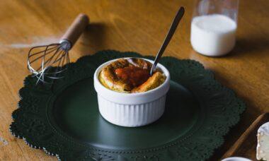 découvrez notre délicieux cheese soufflé, un plat léger et aéré qui ravira vos papilles. parfait pour une entrée ou un repas, il allie le crémeux du fromage à une texture soufflée irrésistible. idéal pour les amateurs de cuisine française, ce classique saura impressionner vos convives !