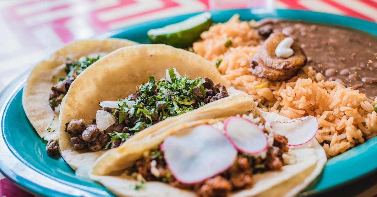 découvrez notre recette savoureuse de chili con carne, un plat réconfortant aux saveurs épicées, parfait pour les soirées en famille ou entre amis. préparez-vous à régaler vos papilles avec ce mélange de viande tendre, de haricots et d'épices aromatiques.