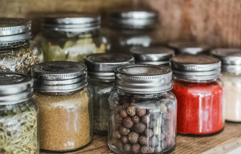 découvrez notre recette savoureuse de chili con carne, un plat réconfortant aux saveurs épicées, qui allie viande hachée, haricots rouges et tomates. parfait pour régaler vos convives lors de vos dîners entre amis ou en famille.