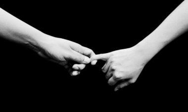 découvrez les subtilités de la sensibilité du clitoris, un sujet essentiel pour mieux comprendre la sexualité féminine. apprenez comment cette zone érogène influence le plaisir, et explorez des conseils pour améliorer les sensations et la satisfaction intime.