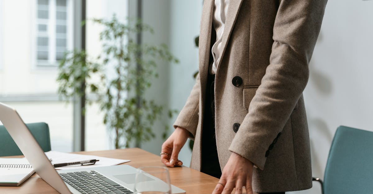 découvrez comment attirer et retenir des collègues talentueux au sein de votre équipe. explorez des stratégies innovantes pour créer un environnement de travail dynamique et collaboratif qui favorise l'engagement et l'épanouissement professionnel.