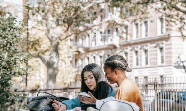 découvrez les stratégies essentielles pour attirer et retenir les talents au sein de votre entreprise. explorez des conseils pratiques sur le développement d'une culture d'entreprise engageante et l'importance de la collaboration entre collègues.