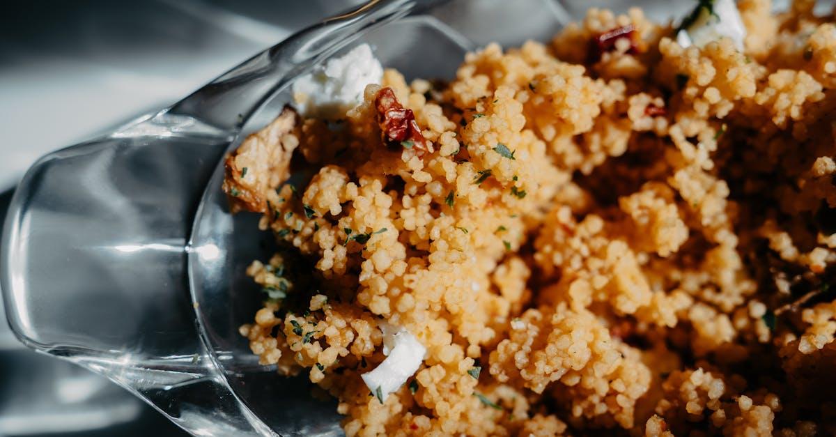 découvrez le couscous, un plat emblématique de la cuisine nord-africaine, savamment préparé à base de semoule de blé, servi avec des légumes et de délicieuses viandes. idéal pour un repas convivial, le couscous séduit par sa richesse de saveurs et ses nombreuses variantes.