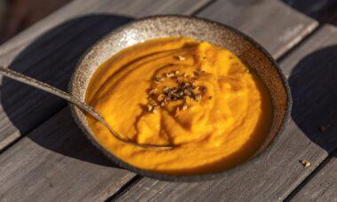 découvrez notre délicieuse recette de soupe crémeuse, parfaite pour réchauffer vos soirées. savourez une combinaison de saveurs riches et onctueuses qui ravira vos papilles. idéale pour un repas réconfortant, facile à préparer et à personnaliser selon vos ingrédients préférés.