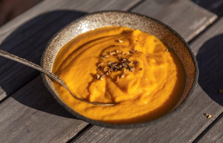 découvrez notre délicieuse recette de soupe crémeuse, parfaite pour réchauffer vos soirées. savourez une combinaison de saveurs riches et onctueuses qui ravira vos papilles. idéale pour un repas réconfortant, facile à préparer et à personnaliser selon vos ingrédients préférés.