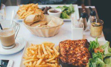 découvrez le savoureux croque-monsieur, un classique de la cuisine française alliant pain doré, fromage fondant et jambon délicat. parfait pour un déjeuner rapide ou un encas gourmand, cette recette simple et réconfortante séduira petits et grands. régalez-vous avec ce délice à chaque bouchée !