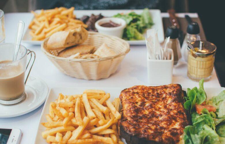 découvrez le savoureux croque-monsieur, un classique de la cuisine française alliant pain doré, fromage fondant et jambon délicat. parfait pour un déjeuner rapide ou un encas gourmand, cette recette simple et réconfortante séduira petits et grands. régalez-vous avec ce délice à chaque bouchée !