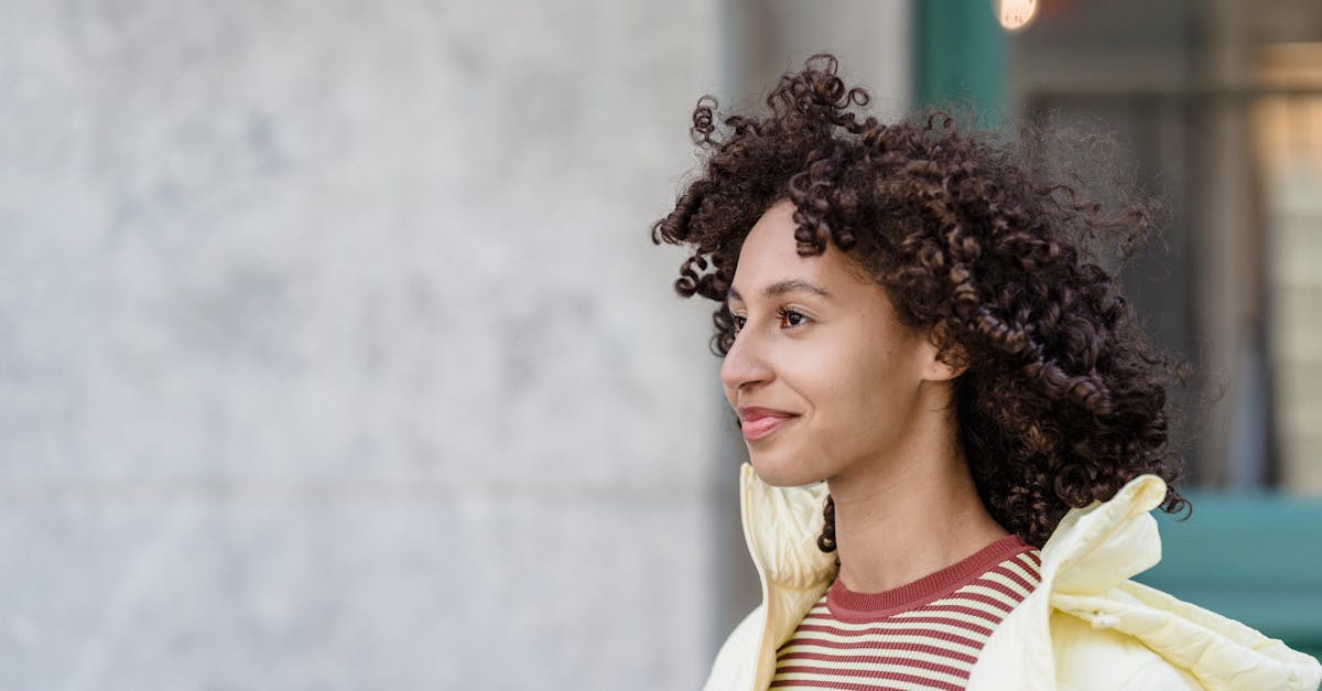 découvrez des idées de coiffures pour cheveux bouclés qui mettent en valeur votre texture naturelle. trouvez l'inspiration pour des styles à la fois tendance et faciles à entretenir, adaptés à toutes les occasions.
