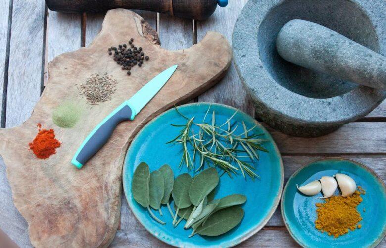 découvrez l'univers parfumé du curry, un mélange d'épices aux multiples saveurs qui enrichit vos plats. explorez ses différentes variétés, ses bienfaits pour la santé et des recettes savoureuses pour éveiller vos papilles.