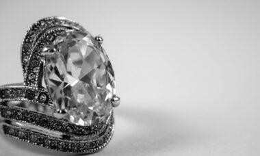 découvrez l'univers fascinant des diamants, pierres précieuses symbolisant l'amour et l'élégance. explorez leurs caractéristiques, leur histoire, et comment choisir le diamant parfait pour chaque occasion.