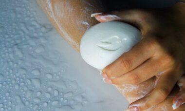 découvrez l'élégance intemporelle d'une manucure française, parfaite pour toutes les occasions. nos astuces et techniques vous guideront pour obtenir des ongles soignés et raffinés. apprenez à réaliser ce classique et ajoutez une touche de sophistication à votre style.