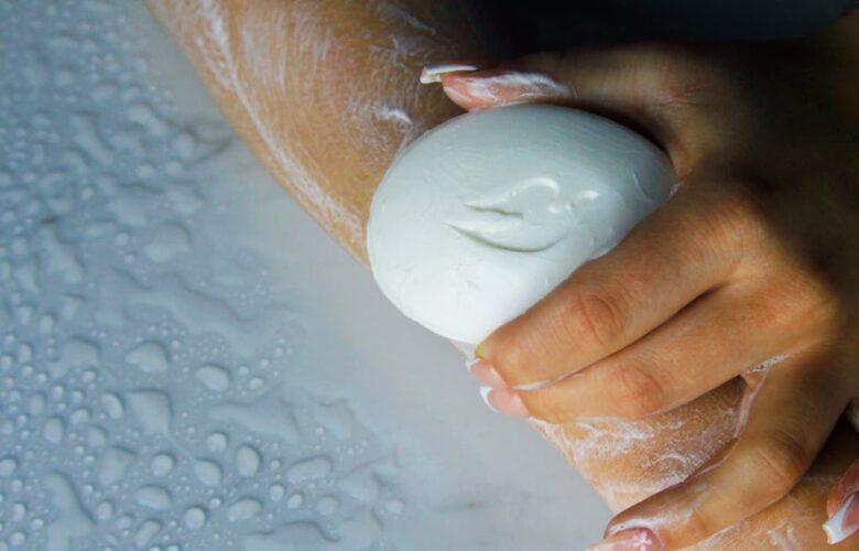 découvrez l'art de la manucure française, une technique élégante et intemporelle qui met en valeur vos ongles avec son contraste subtil entre un rose délicat et des bords blancs soignés. apprenez à réaliser cette manucure classique à la maison ou laissez-vous séduire par les salons spécialisés pour une finition parfaite.