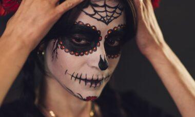 découvrez une sélection de maquillages d'halloween créatifs et effrayants pour transformer votre look en une œuvre d'art. que vous cherchiez une inspiration pour un costume de monstre, de sorcière ou de vampire, trouvez des conseils et des tutoriels pour un maquillage qui fera sensation lors de votre fête d'halloween.