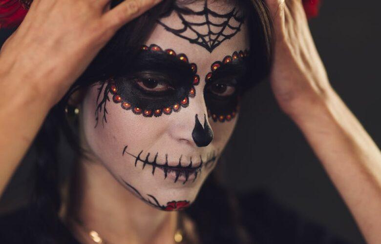 découvrez une sélection de maquillages d'halloween créatifs et effrayants pour transformer votre look en une œuvre d'art. que vous cherchiez une inspiration pour un costume de monstre, de sorcière ou de vampire, trouvez des conseils et des tutoriels pour un maquillage qui fera sensation lors de votre fête d'halloween.