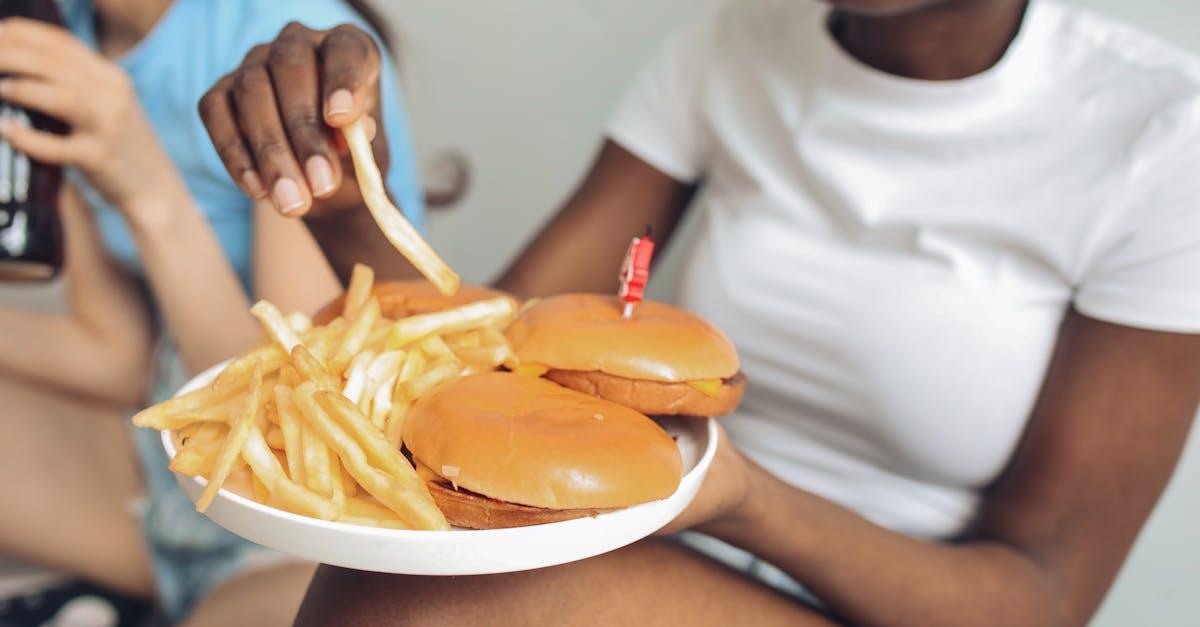 découvrez le goût irrésistible du ketchup, cette sauce emblématique qui rehausse vos plats avec sa douceur et son équilibre parfait entre le sucré et l'acidulé. idéal pour accompagner vos frites, burgers et bien plus encore, le ketchup est un indispensable de votre cuisine.