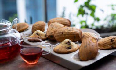 découvrez la délicieuse recette des madeleines moelleuses et dorées. parfaites pour accompagner votre thé ou café, ces petites gâteries sucrées raviront les gourmands. suivez nos conseils pour réussir cette pâtisserie traditionnelle française à coup sûr !
