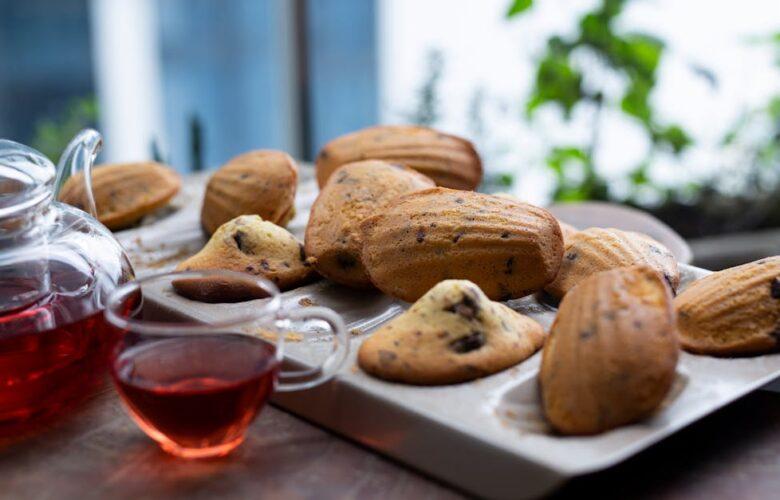 découvrez la délicieuse recette des madeleines moelleuses et dorées. parfaites pour accompagner votre thé ou café, ces petites gâteries sucrées raviront les gourmands. suivez nos conseils pour réussir cette pâtisserie traditionnelle française à coup sûr !