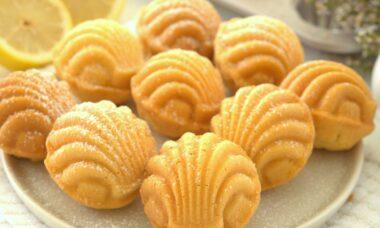 découvrez notre délicieuse recette de madeleines, ces petits gâteaux moelleux et parfumés. parfaits pour accompagner votre thé ou café, nos madeleines raviront vos papilles avec leur texture légère et leur goût irrésistible.