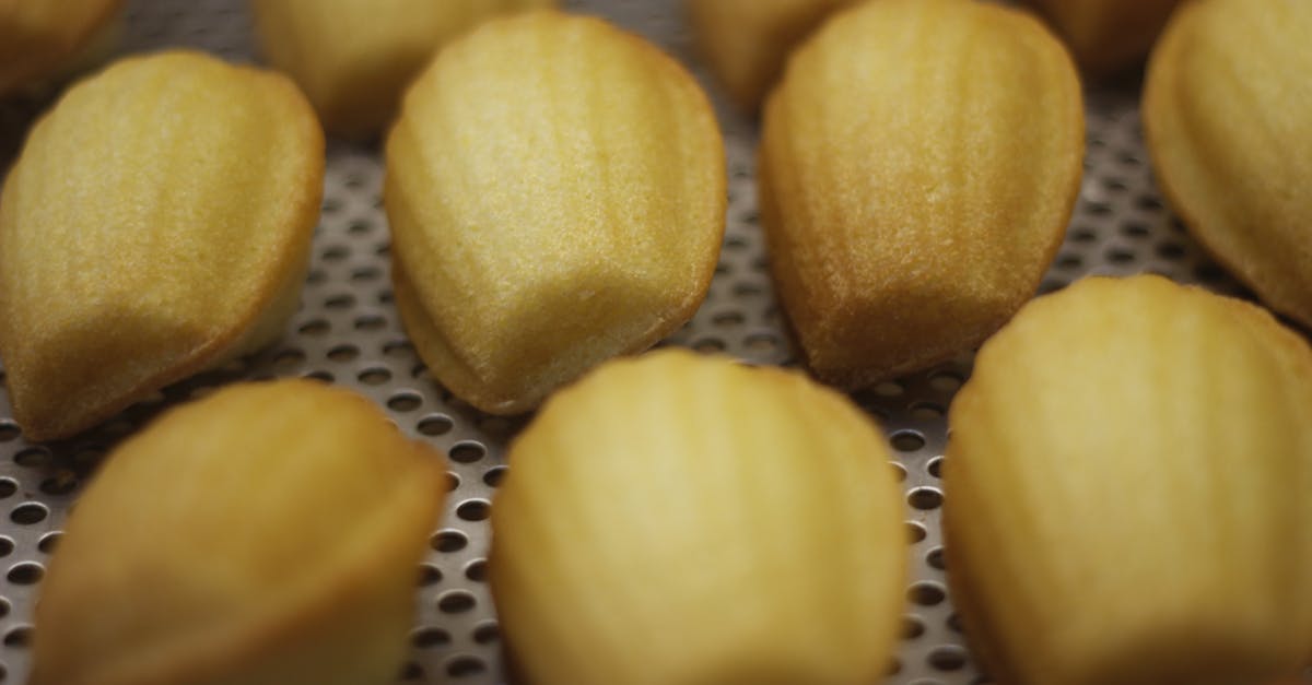 découvrez la douceur et la légèreté des madeleines, ces délicieuses petites gâteaux moelleux, parfaits pour accompagner votre tasse de thé ou de café. laissez-vous séduire par leur goût unique et leur texture irrésistible, et apprenez à les préparer facilement chez vous !