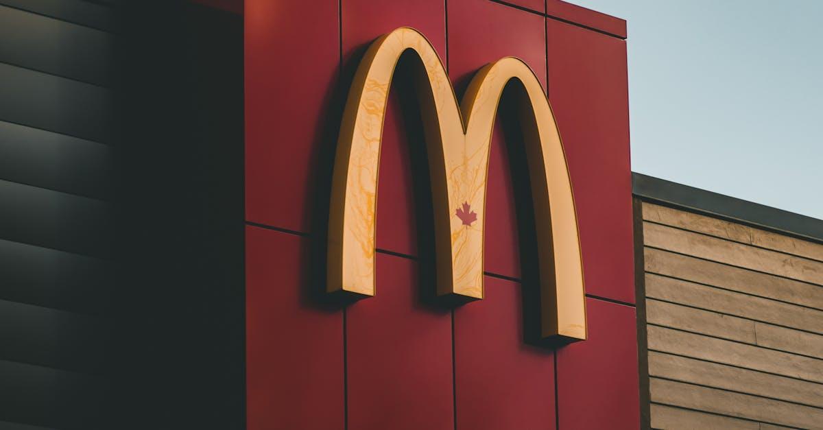 découvrez l'univers de mcdonald's, le célèbre fast-food qui vous propose un large choix de burgers savoureux, frites croustillantes et desserts irrésistibles. profitez d'une expérience rapide et conviviale, où la qualité et le goût sont toujours au rendez-vous. que ce soit pour un repas sur le pouce ou une sortie en famille, mcdonald's est l'endroit idéal pour satisfaire vos envies !