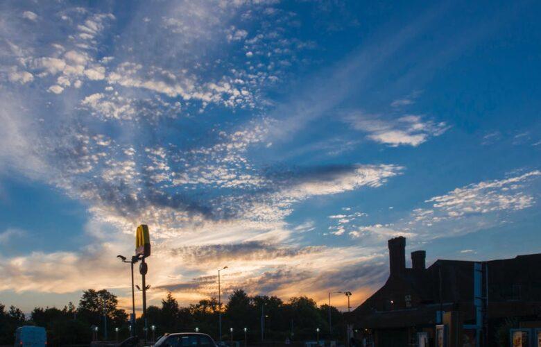 découvrez l'univers de mcdonald's, où le goût et la rapidité se rencontrent. profitez de nos célèbres burgers, frites croustillantes et menus variés, le tout dans un cadre convivial. commandez en ligne ou venez déguster nos plats emblématiques dans nos restaurants.