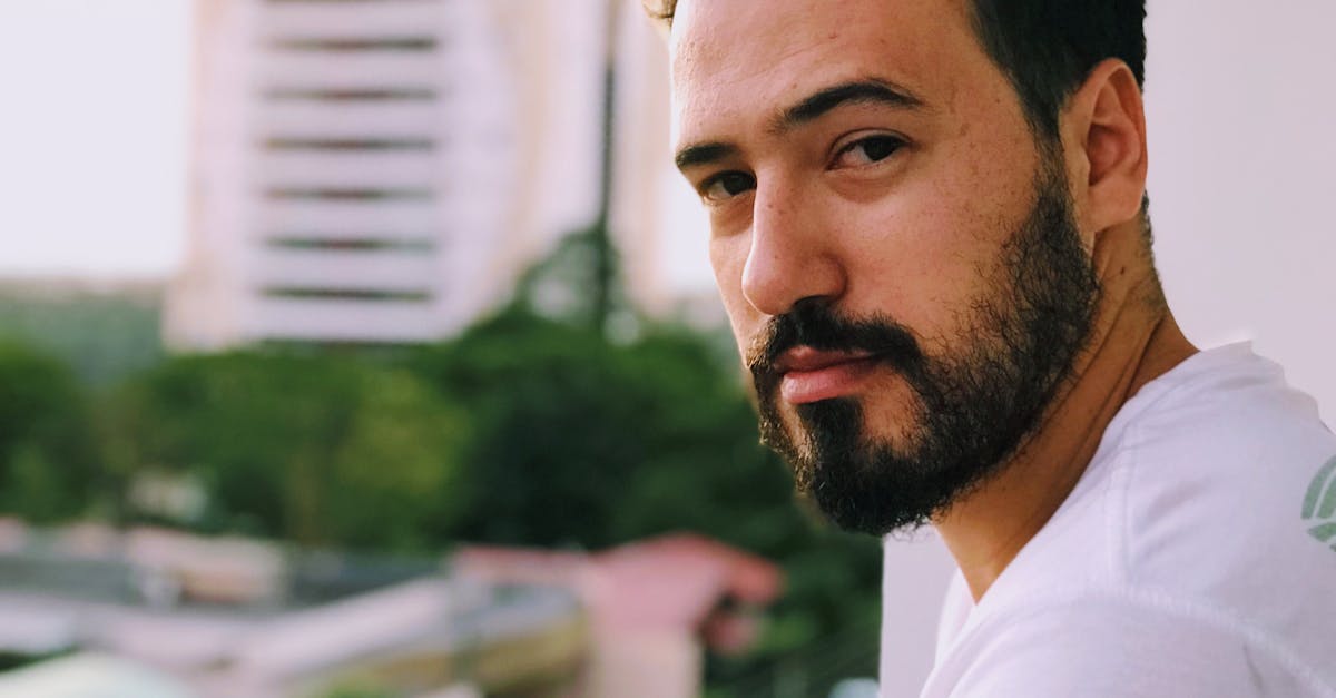 découvrez l'univers fascinant de la moustache : styles, soins, et conseils pour obtenir le look parfait. exprimez votre personnalité avec une moustache qui vous ressemble !
