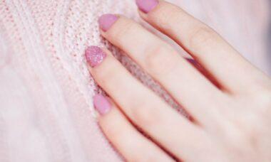 découvrez les meilleurs conseils et astuces pour un séchage rapide et efficace de votre vernis à ongles. apprenez à optimiser votre routine manucure pour des ongles impeccables en un rien de temps.