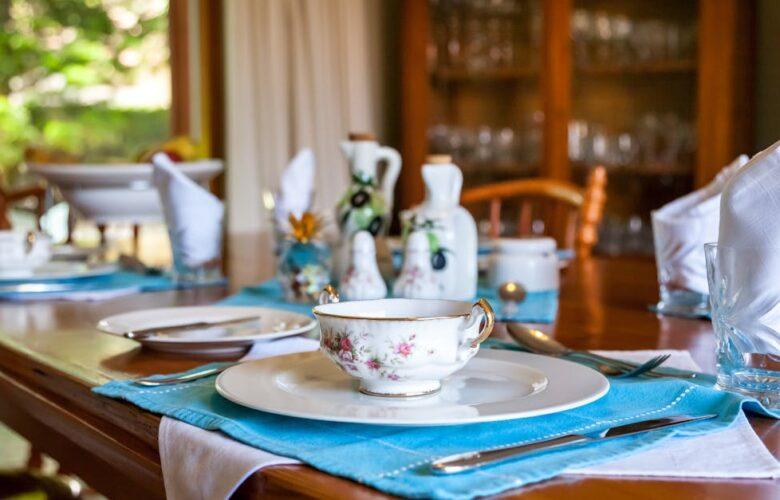 découvrez l'art du pliage de serviettes avec nos astuces et techniques faciles. apprenez à transformer vos repas en expériences élégantes grâce à des pliages créatifs et raffinés qui impressionneront vos invités.